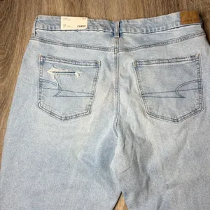 American Eagle Curvy Mom Jeans | Super High Rise | Light Wash Size 18 thumbnail 9