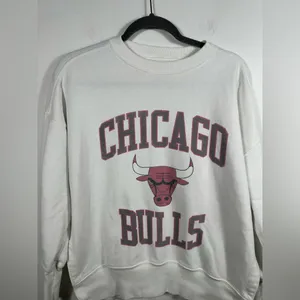 Abercrombie SoftAF Chicago Bulls Sweatshirt XS‎ Gray NBA Crewneck thumbnail 5
