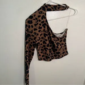 Le Lis Women's Size Medium One Shoulder Crop Top Animal Print Mock Neck Long Slv thumbnail 2