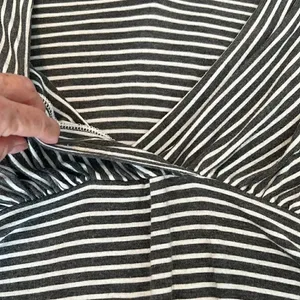 WHBM sz M grey&white stripped sleeveless rouched sides knit top EUC thumbnail 3