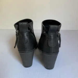 Universal Thread Black Faux Leather Ankle Boots Chunky Heel Zip Side Size 6.5 thumbnail 6