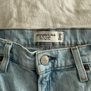 Abercrombie Women’s90s Straight Ultra High Rise Distressed Jeans, Size 6r thumbnail 2