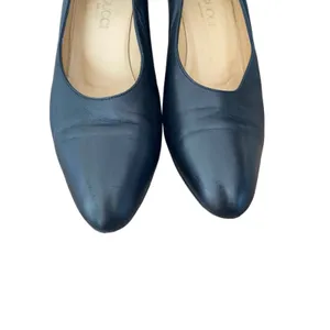 Gucci Signature Classic Black Leather Mid-Heel Pumps size 37 1/2 US 7.5 thumbnail 3