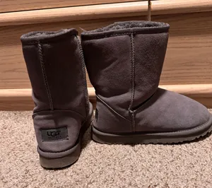 UGG Boots Women’s Classic Short Grey size 9 thumbnail 1