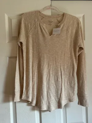 NWT America Eagle Cream Neutral Notch V neck long sleeve scoop hem top thumbnail 2