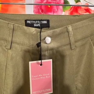S133. PrettyLittleThing khaki cargo pants thumbnail 3
