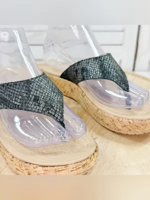 Crocs A Leigh Faux Cork Wedge Thong Sandals Black Tan Size 7 202035 thumbnail 7