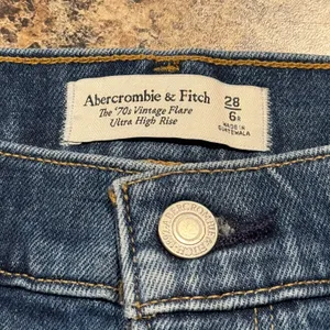 Abercrombie & Fitch Jeans 70s Vintage Flare Ultra High Rise Minimalist Blue 6/28 thumbnail 2