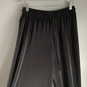 Express Tricot Minimalist Black Trouser Pleated Pull on Pants sz Medium Neutral thumbnail 1