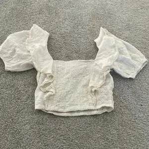 Astr the label size medium white crop top feminine ruffle neutral thumbnail 6