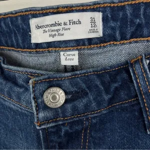 Abercrombie & Fitch Curve Love Vintage Flare High Rise Jeans 31/12 SHORT thumbnail 2