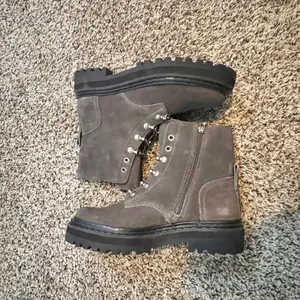 Vince Camuto Popinta Grey Suede Chain Detail Combat Boots Womens 6.5M‎ Lug Sole thumbnail 4