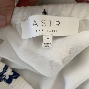 ASTR‎ The Label Women's Embroidered Floral Crop Top White Navy Size Medium thumbnail 3