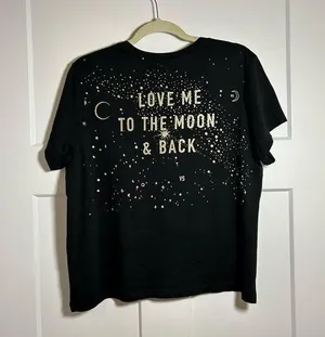XL Victoria’s Secret semi-cropped t shirt thumbnail 1