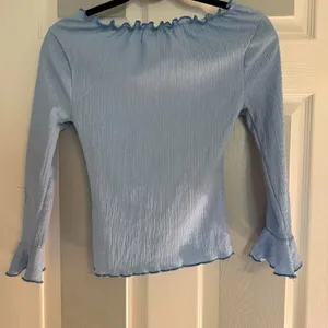 Urban Outfitters ( Kimchi Blue) Lovisa Blue Crinkle Bell Top, NWOT. Size XS. thumbnail 3