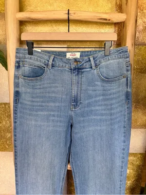 NEW Wrangler Women’s High Rise Bootcut Light Wash Blue Denim Jeans, Size 12x31 thumbnail 5