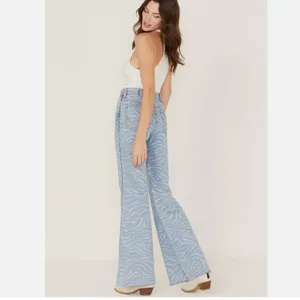 Nwt Wrangler Women'S Meow Laser Tiger Print Wanderer Flare Jeans 32x34 thumbnail 3