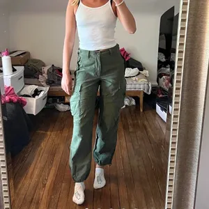 Artizia TNA green cargo pants • Size 4 thumbnail 2