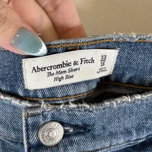 Abercrombie & Fitch The Mom Short High Rise Distressed Denim Short Blue Sz 33/16 thumbnail 4