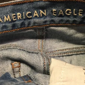 American Eagle Light Wash Ripped Distressed Mom Jeans size 2 thumbnail 2