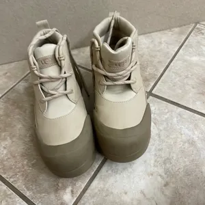 UGG neumel Lace Up Ankle Boots Dune Beige Waterproof Lug Sole 1152724 Womens 8 thumbnail 2