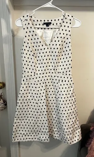 Final price Tommy Hilfiger Women’s White & Black Diamonds Pattern V-Neck thumbnail 1