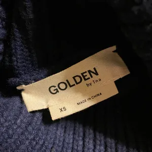 💜 Golden Aritzia cashmere navy sweater thumbnail 4
