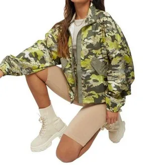 NEW Nike Women's Sportswear Oversized Green And Tan Camouflage Nylon Jacket XXL thumbnail 1