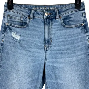American Eagle SZ 8 SHORT Mom Jeans Distressed Zip-Fly Hi-Rise Zip-Fly Pockets thumbnail 2