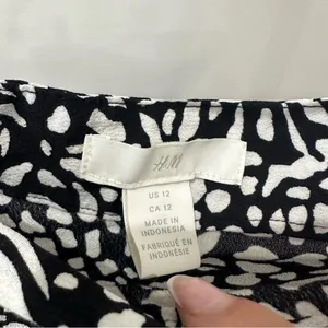H&M Black and White Pleated Pencil Skirt thumbnail 2
