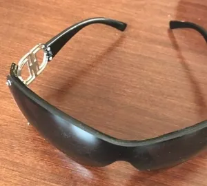 Oversized fashion sunglasses with case thumbnail 1