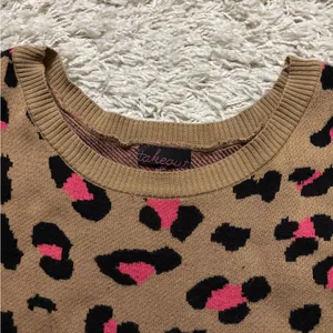 Takeout Sweater Women’s Size XS Leopard Print 1/4 Sleeve Sweater - Tan and Pink thumbnail 5