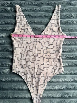 Babaton Aritzia Contour Double V Bodysuit Size S Abstract Print Dopamine Y2K thumbnail 6