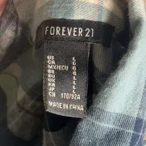 Forever 21 blue and white blue two-tone baggy plaid cropped flannel thumbnail 6