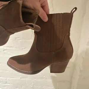 Rockport Brown Heeled Boots with Western Style and Chunky Heel thumbnail 5