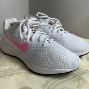 Nike White and Pink revaloution 6 Running Shoes size 5.5 NWT thumbnail 2