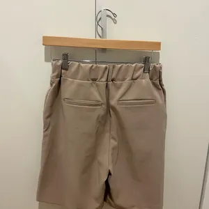 Tan Women's Shorts Size 2 thumbnail 2