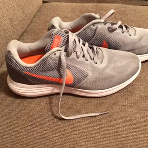 Nike shoes thumbnail 2