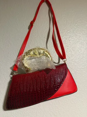 Elegant work bag in good condition. Perfect for the office or everyday professional use. Spacious, practical, and stylish enough to carry your daily essentials. Please check the photos for details and condition. thumbnail 3