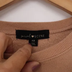 Social Scene Aspen Ski Resort Winter Edition Graphic Sweatshirt Tan XS thumbnail 3