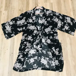 Spiritual Gangster Maya Kimono Floral FabFitFun One Size Black. thumbnail 5