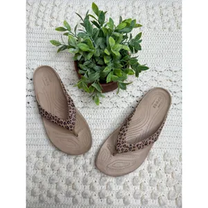 CROCS Women's 9 Kadee II Leopard Print Thong Flip Flop Sandal Shoes Tan thumbnail 3