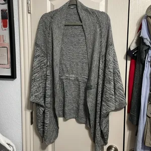 Lululemon Breeze Easy Wrap in Heathered Light Grey & Deep Coal thumbnail 3