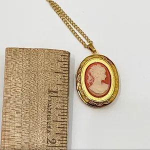 Vintage Gold tone Cameo Locket Necklace thumbnail 6
