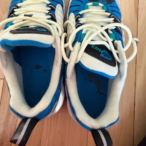 Nike Women's Air Max 98 sneakers in the Blue Nebula/Radiant Emerald colorway. thumbnail 6