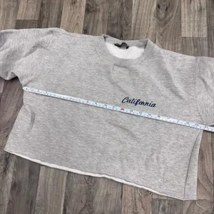 Brandy Melville California Embroidered Cropped Crewneck Sweatshirt Size Small thumbnail 3