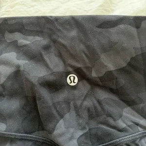 Lululemon black camo leggings (short) #activewear #athleisure thumbnail 3