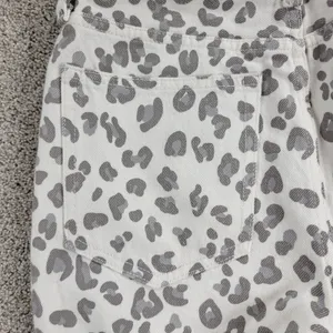 Abercrombie & Fitch Womens Mom Jeans 2 White Gray Leopard Raw Hem Slim Fit Denim thumbnail 8