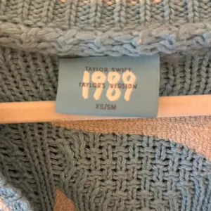 EUC Taylor Swift 1989 Taylor’s Version Cardigan: XS/SM thumbnail 6