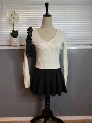 Brandy Melville John Galt Cream Ribbed V Neck Sweater Top Size M Long Sleeve thumbnail 2
